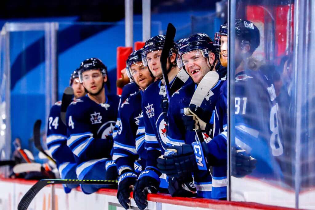 لاعبو وينيبج جيتس