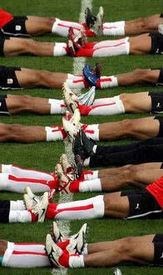 لاعبو المنتخب الإيراني يجرون عمليات الإحماء
