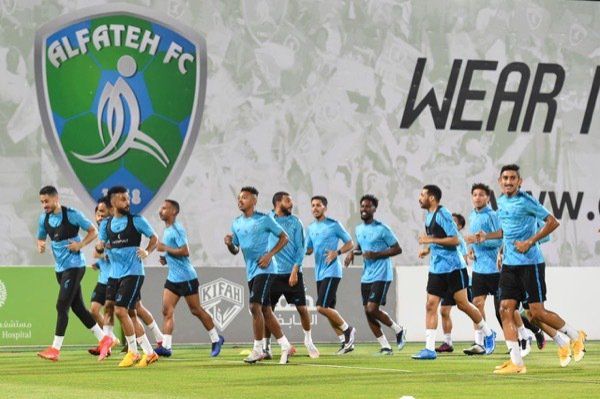 لاعبو الفتح أثناء التدريبات