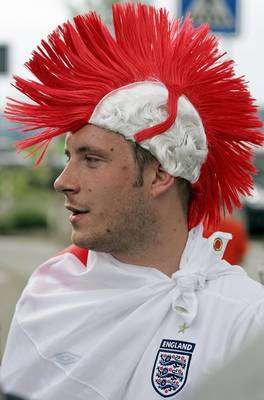 أحد الجماهير الذين جاءوا لإستقبال المنتخب الإنجليزي