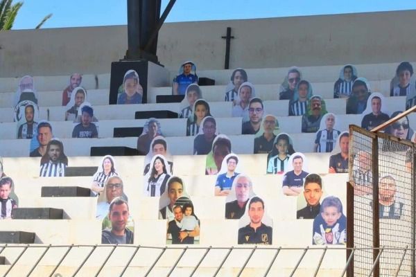 صور الجماهير على المدرجات