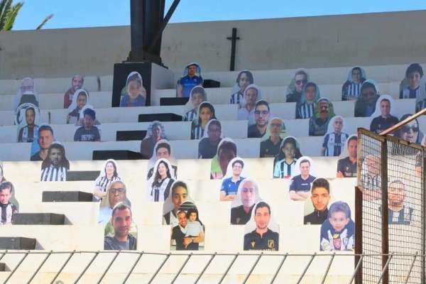 صور الجماهير على المدرجات