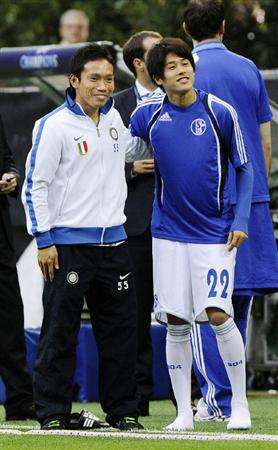 اليابانيان ناغاتومو ويوتشيدا يتصافحان بعد نهاية المباراة