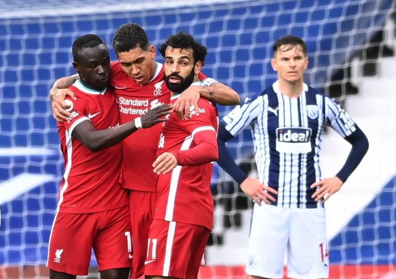 صلاح مع فريقه