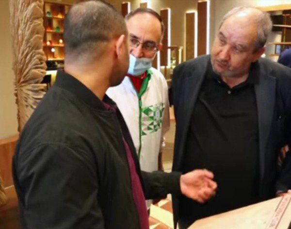 أثناء تبادل التذكارات 