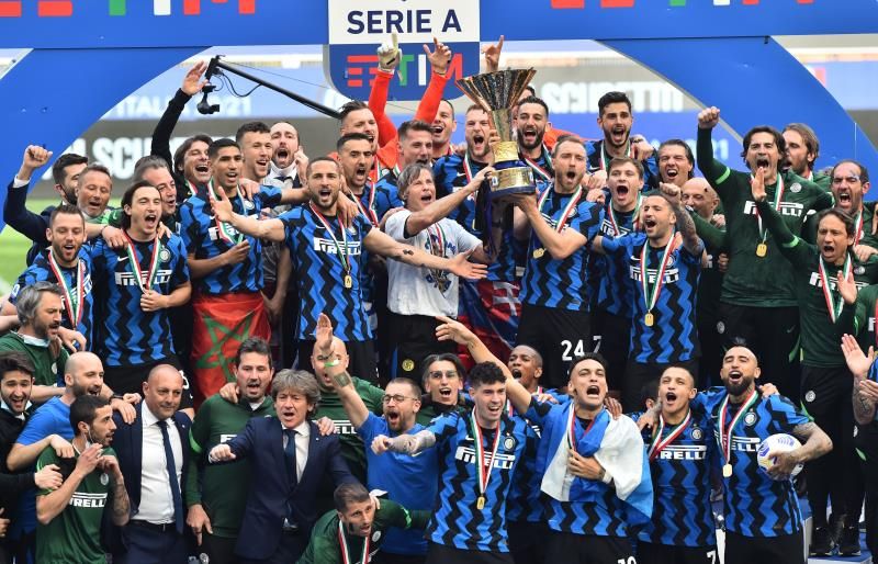 نجوم انتر ميلان يحتفلون بكأس الدوري
