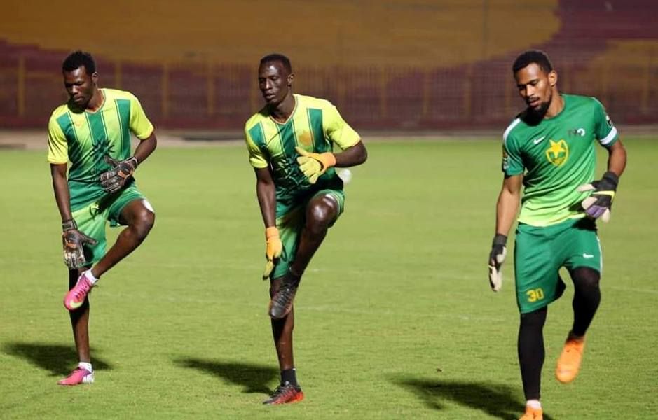 منجد النيل (على اليمين)