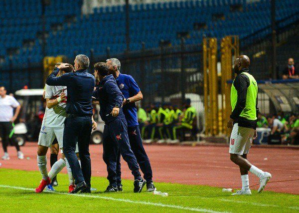 أسامة نبيه مع لاعبي الزمالك 