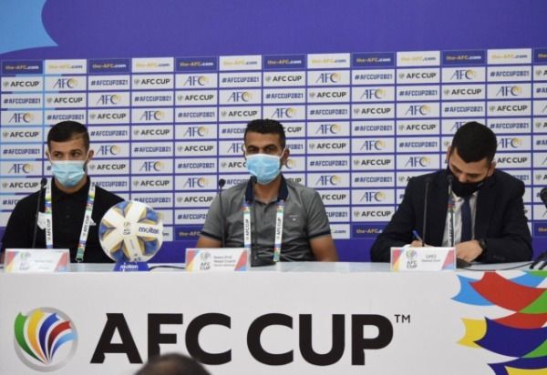 أيمن صندوقة خلال المؤتمر الصحفي