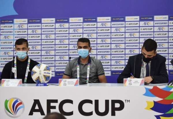 أيمن صندوقة خلال المؤتمر الصحفي