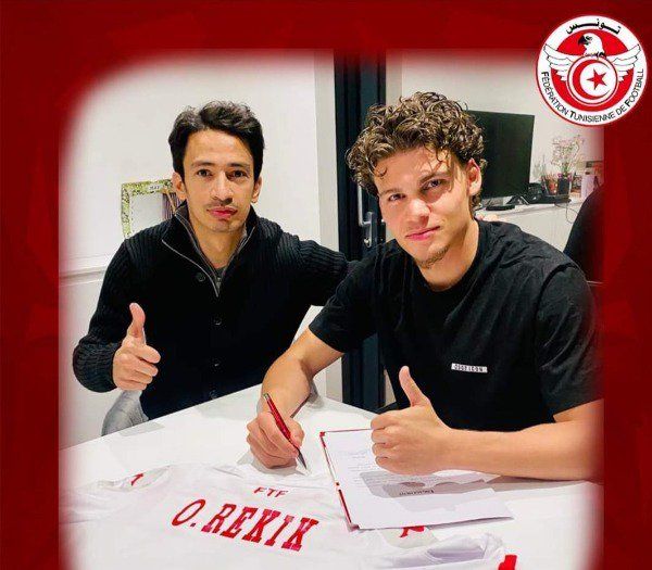 أثناء توقيع الوثائق