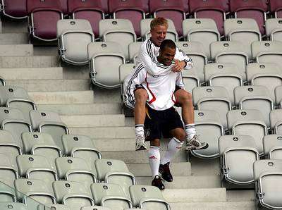 هانكه (أعلى) مع زميله ديفيد اودونكور في أحد تمارين المنتخب الألماني