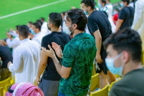 الوزير بين الجماهير 