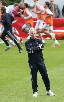 أريكسون ونظرة لعدسات المصورين خلال تمرين اليوم