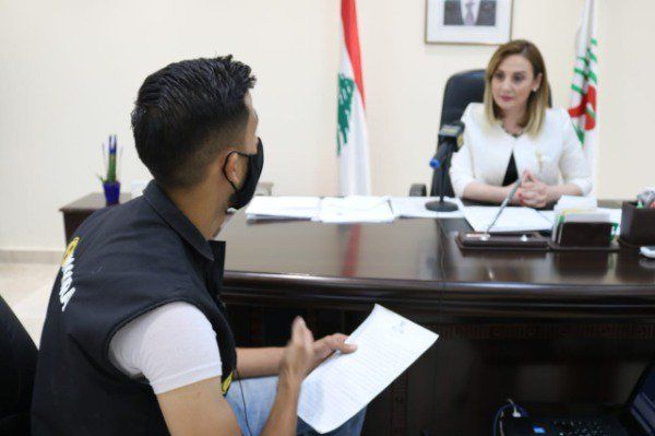 خلال إجراء الحوار