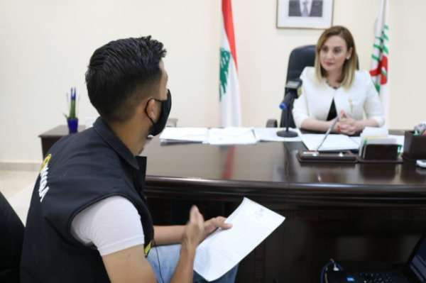 خلال إجراء الحوار