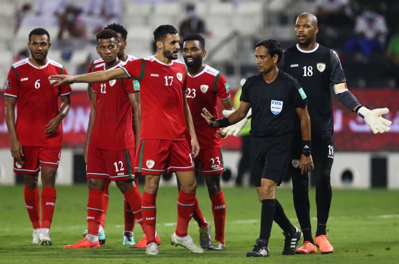لاعبو منتخب عمان خلال اللقاء