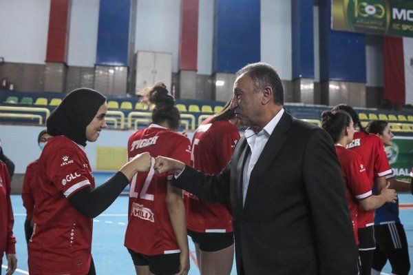 الخطيب مع لاعبات الأهلي