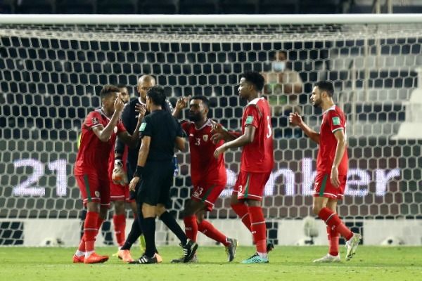 لاعبو منتخب عمان خلال الاعتراض على قرارات الحكم