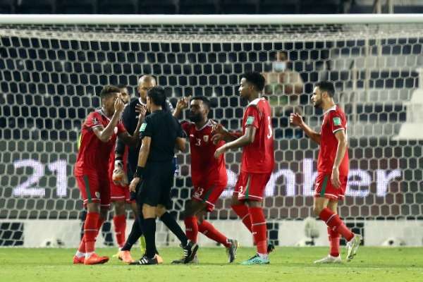 لاعبو منتخب عمان خلال الاعتراض على قرارات الحكم