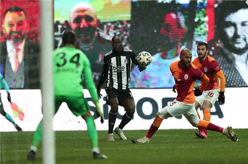 أبوبكر يسدد على المرمى