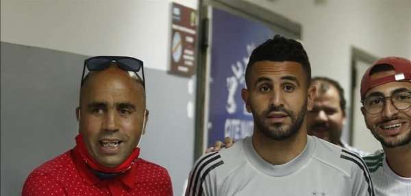 إهداء زي الإفريقي لرياض محرز