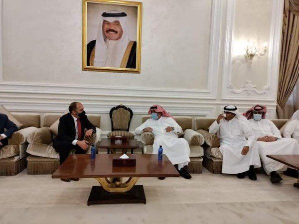 الأمير علي بعد وصوله الكويت