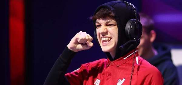 أحد المتسابقين في FIFA21