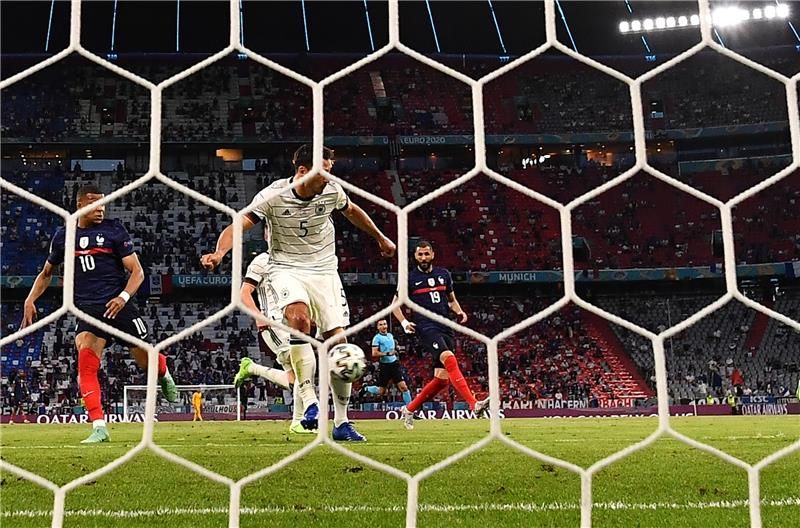 هوميلز يسجل هدفا في مرماه