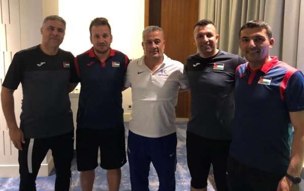 وليد فطافطة مع الجهاز الفني للمنتخب