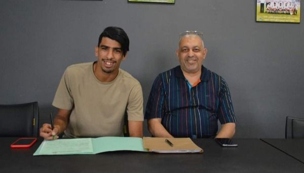 أثناء توقيع العقود