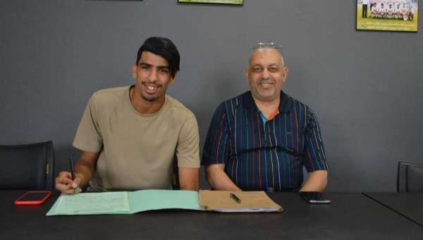 أثناء توقيع العقود