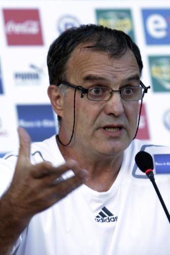 2011-02-052011-02-05t000845z_01_vrc01_rtridsp_3_soccer-latam-chile-bielsa_reuters