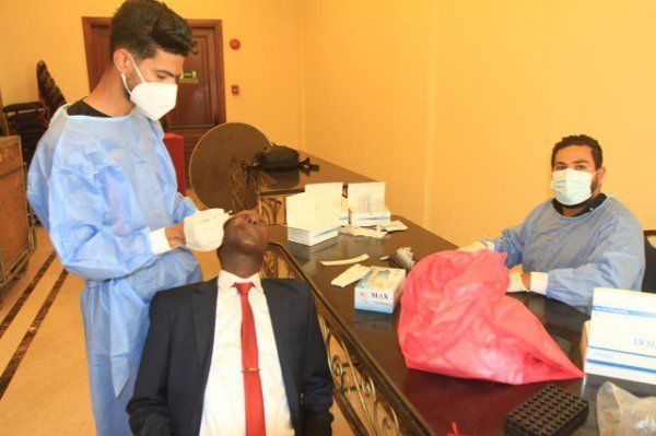 أثناء إجراء مسحة كورونا