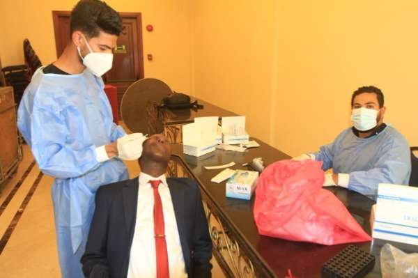 أثناء إجراء مسحة كورونا