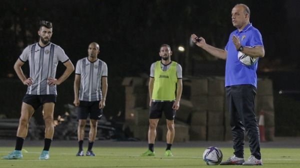 حمد خلال حديثه للاعبي منتخب الأردن