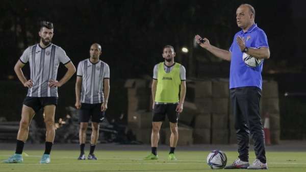 حمد خلال حديثه للاعبي منتخب الأردن