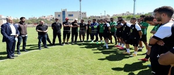 الحوامدة يتحدث للاعبين بحضور البياري