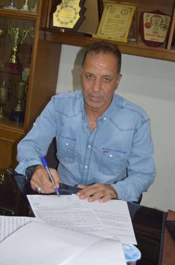 أثناء توقيع العقود