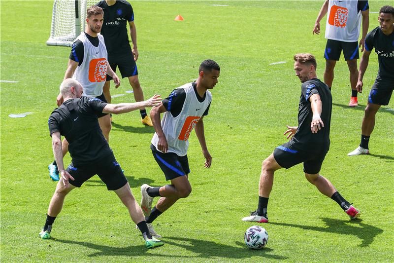 دي يونج في التدريبات