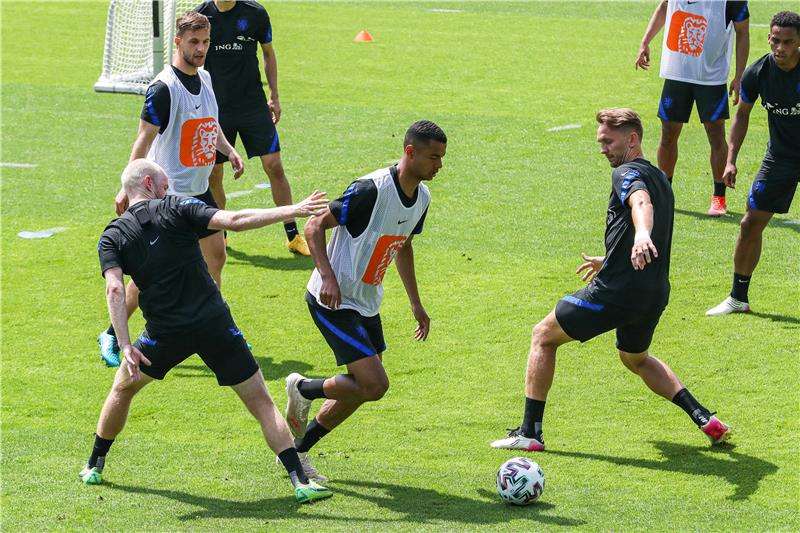 دي يونج في التدريبات