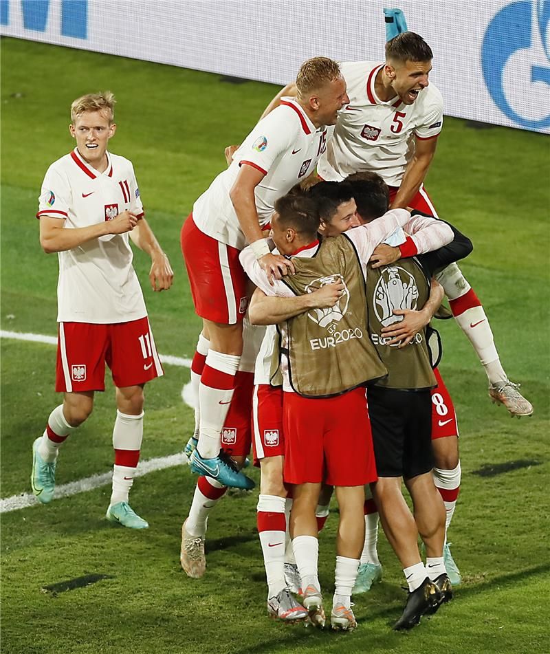 لاعبو بولندا 