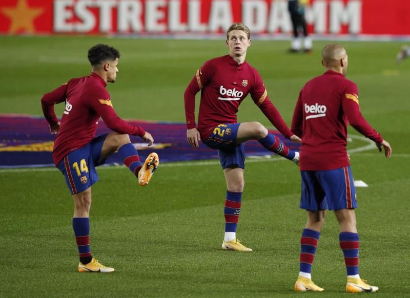 كوتينيو مع لاعبي برشلونة - أرشيفية