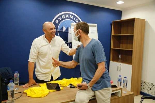 رودلفو أروابارينا مع اليوناني تاكيس جونياس