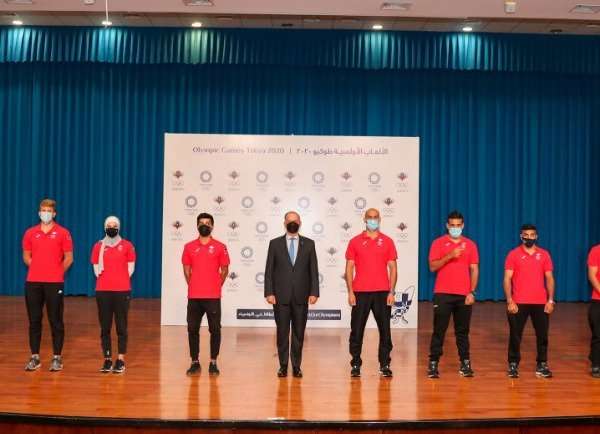 الأمير فيصل يتوسط الأبطال  