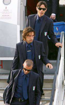 لاعبوا منتخب ايطاليا اثناء نزولهم من الطائرة