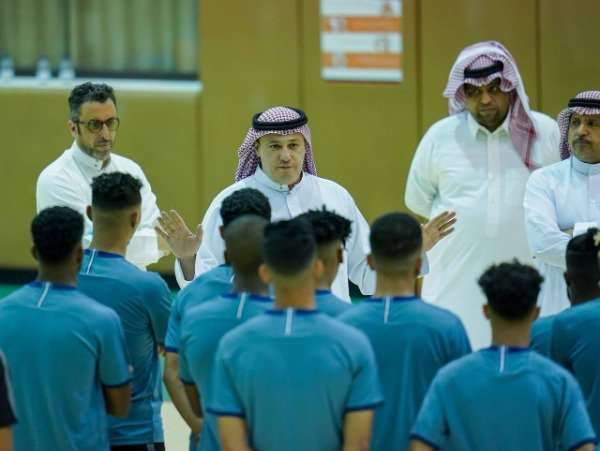 طلال آل الشيخ مع اللاعبين