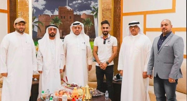 علي مدن مع مسؤولي العروبة