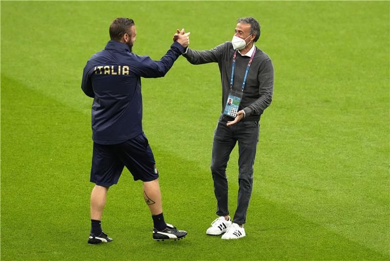 تحية متبادلة بين إنريكي ودي روسي