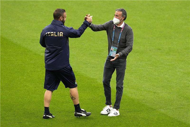 تحية متبادلة بين إنريكي ودي روسي